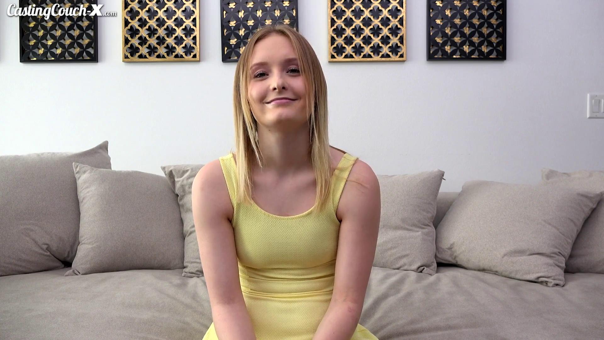 Молодая блондинка проходит свой первый порно кастинг